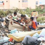 criancas-lendo-no-lixo