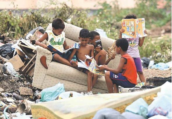 criancas-lendo-no-lixo