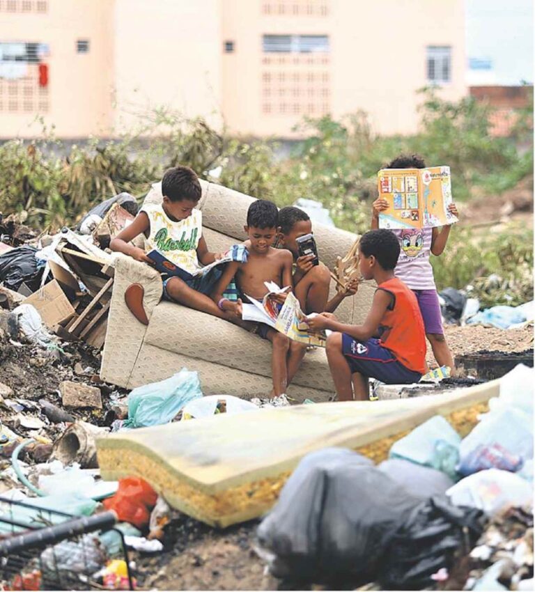 criancas-lendo-no-lixo
